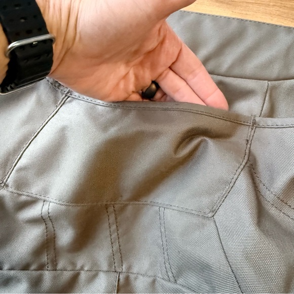 Lowepro Passport Sling Camera Bag for DSLR Photography & Travel Camera Bag Olive - Picture 9 of 10